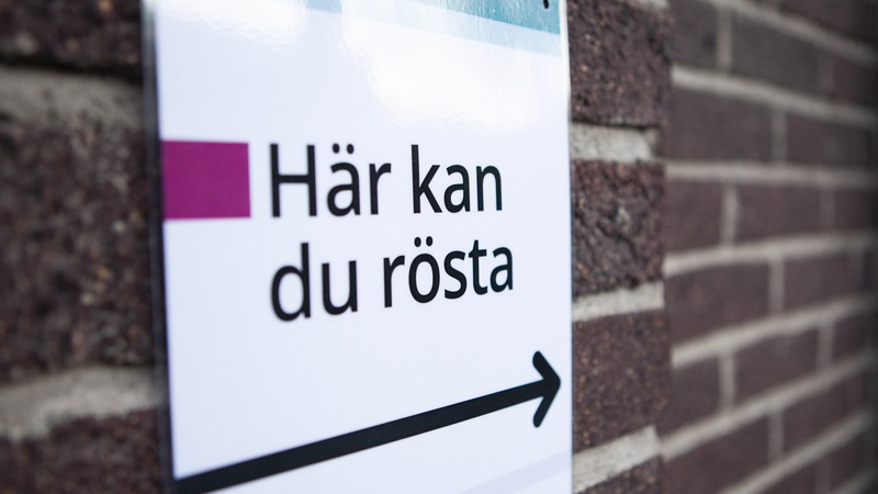 Hänvisningsskylt med texten  Här kan du rösta.