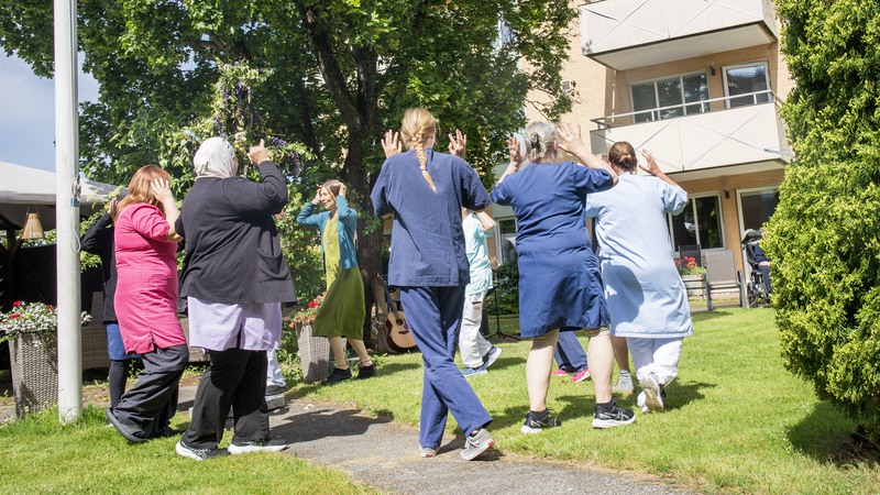 Det särskilda boendet Illern bjöd in boende och anhöriga till midsommarfest.