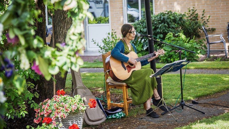 Det särskilda boendet Illern bjöd in boende och anhöriga till midsommarfest.