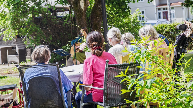 Det särskilda boendet Illern bjöd in boende och anhöriga till midsommarfest.