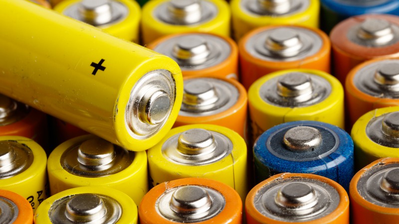 Närbild av batterier med 1,5 V i storlek AA.