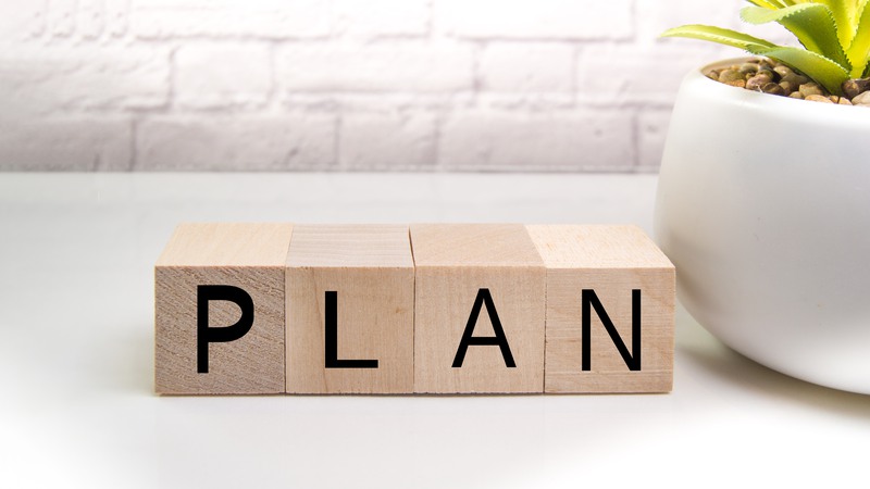 Träkuber med ordet plan