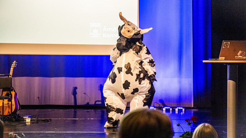 Masked singer Karlberg anordnades när åk 1 och 2 på Karlbergsgymnasiet hade skolavslutning. Ej ansikte-indexerat ännu!