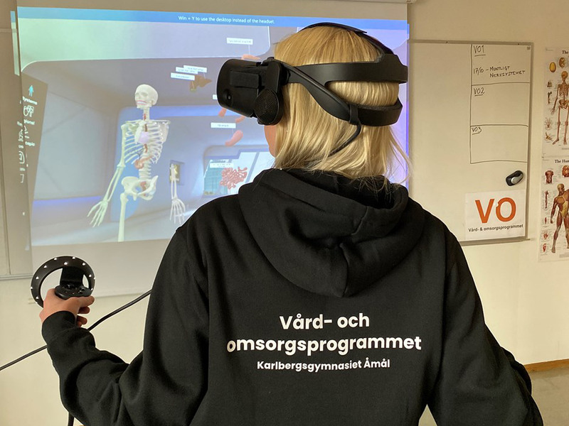 Elev på Vård och omsorgsprogrammet får prova på VR-glasögon.