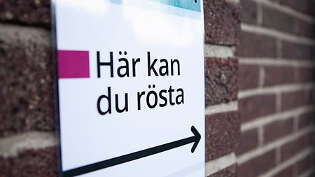 Hänvisningsskylt med texten  Här kan du rösta.